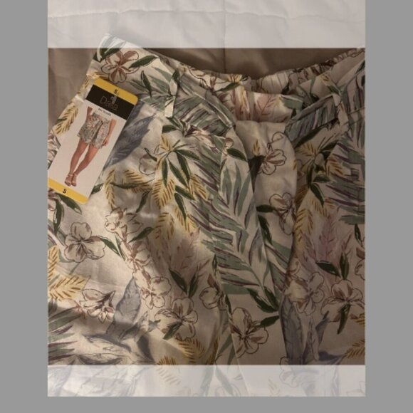 Dalia Ladies' Linen Blend Short - Picture 2 of 8